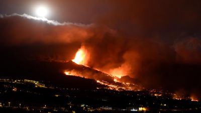 El volcán que surgió el domingo en La Palma cuenta desde esta noche con una nueva boca eruptiva en las cercanías del pueblo de Tacande (EP).