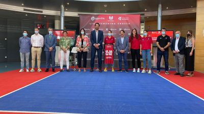 Acto de presentación y firma del convenio entre Aragón TV y la FEB