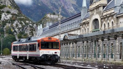 Un "tamagotchi" frente a la estación de Canfranc (Huesca la Magia).