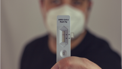 Un hombre muestra un test rápido. (CANVA)