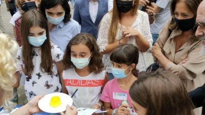 La consejera de Ciencia, Universidad y Sociedad del Conocimiento, Maru Díaz, asiste a la Noche de Investigadores.