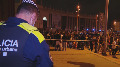 Miles de jóvenes se concentraron anoche en la plaza España de Barcelona para realizar botellones.