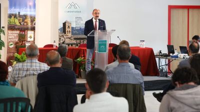 Javier Lambán, presidente del Gobierno de Aragón, en la clausura del 'V Congreso Esmontañas'. (Aínsa))