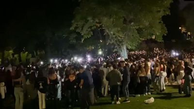 Cientos de jóvenes se concentran haciendo botellón en Madrid, muchos sin mascarilla y sin respetar la distancia.