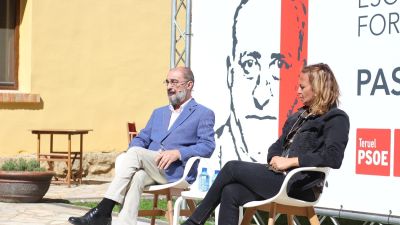 El secretario general del PSOE Aragón, Javier Lambán, y la secretaria general del PSOE Teruel, Mayte Pérez.