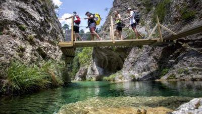 Varias personas visitan el Parrizal de Beceite, en Teruel. Foto: Turismo de Aragón.