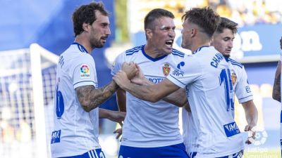 Zapater celebra junto a Eguaras un gol en Alcorcón. Foto: LaLiga.
