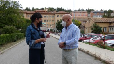 La Portavoz de Sanidad del PP en las Cortes, Ana Marín, junto con el presidente de la AECC, Joaquín Larramendi. (Foto: PP Aragón).