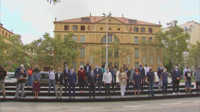 Las fuerzas independentistas han escenificado su unidad con una foto de familia frente al colegio Ramon Llull.