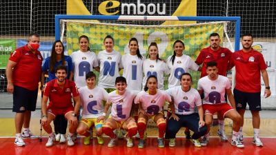 Clara Rodríguez posa junto a sus compañeras del Sala Zaragoza.