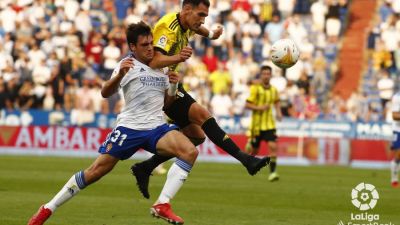 Iván Azón pelea por el balón en un lance del encuentro ante el Oviedo.
