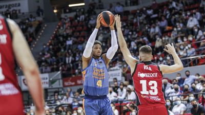 Jasiel Rivero maneja el balón ante Ramón Vilà.