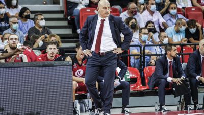 Jaume Ponsarnau se lamenta durante el encuentro ante Valencia Basket.