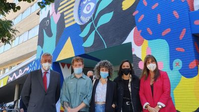 Foto de la visita de la consejera de Sanidad, Sira Repollés, al Hospital Infantil.