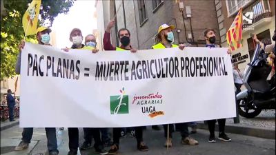 Manifestantes protestando contra la PAC este viernes en Zaragoza.