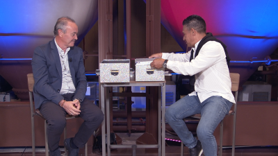 Momento en el que Juan Ignacio Martínez y Nacho Ambriz abren las cajas misteriosas.