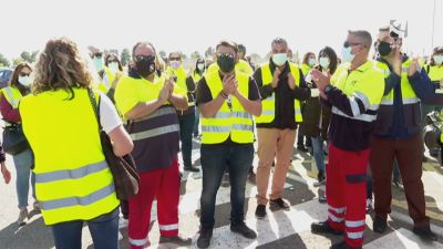 Trabajadores de IDL concentrados ante las puertas de su centro de trabajo.