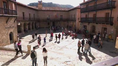 Así de animada estaba la Plaza Mayor de Albarracín este domingo.