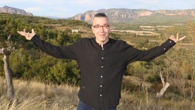 Alejandro Hernández, cofundador del proyecto, con los Mallos de Riglos al fondo.