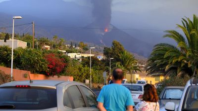Dos personas observan el volcán de Cumbre Vieja. (EP)