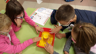 Fotografía del experimento sobre el volcán de La Palma realizado en 2º de Primaria del colegio Foro Romano de Cuarte de Huerva.