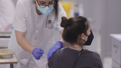 Una joven recibe la vacuna contra la COVID-19 (EP).