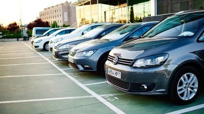 Varios coches de renting, aparcados en un parking. (Foto: EP)
