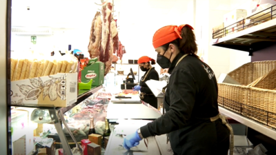 Dos mujeres trabajan en una carnicería.