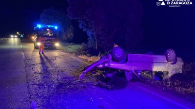 Vehículo volcado en la A-127. (Foto: Diputación de Zaragoza)