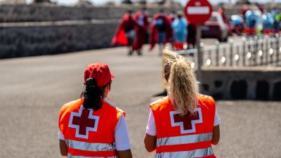 Dos voluntarias de Cruz Roja en Lanzarote.