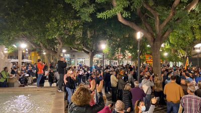 Zaragozanos entonan el 'Somos' en la plaza San Pedro Nolasco.