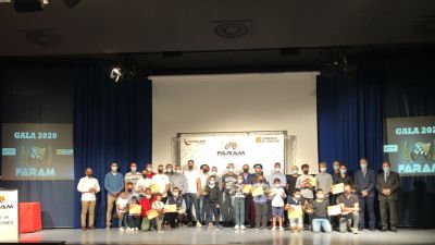 Foto de familia de los premiados en la gala de entrega de premios de la FARAM.