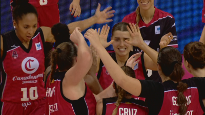 Las jugadoras del Casademont Zaragoza celebran su victoria sobre IDK Euskotren este domingo.