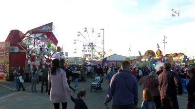 Varias personas en el recinto ferial de Valdespartera durante el Pilar 2021.