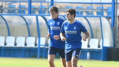 Francho Serrano realiza carrera continua junto a Iván Azón este lunes.