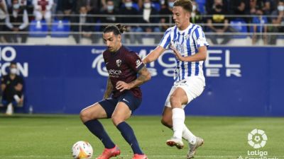 Marc Mateu protege un balón ante un rival. Foto: LaLiga