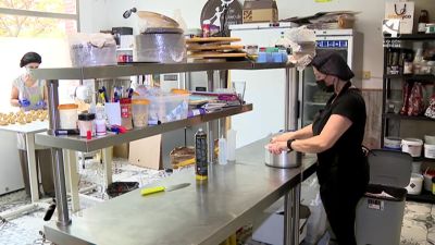 Dos trabajadoras en plena faena en el negocio 'Con un poco de azúcar'.