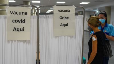 Dos carteles que diferencias zonas de vacunación de COVID-19 y gripe (EP).