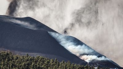 Vista del volcán de Cumbre Vieja con tres nubes de ceniza desde Los Llanos de Aridane.