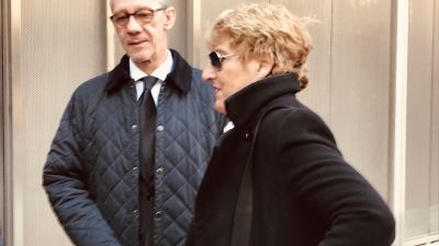 El abogado Santiago Palazón, junto a su defendida, en imagen de archivo.