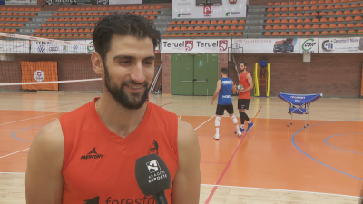 Pablo Bugallo atiende a Aragón Deporte en el pabellón de Los Planos.