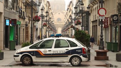 Un coche de policía aparcado en el centro de Zaragoza durante el estado de alarma.