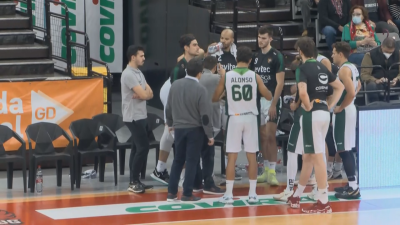 Sergio Lamúa da instrucciones a sus jugadores durante un instante del partido en Granada.