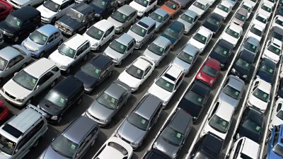 Decenas de coches aparcados en un 'outlet' del vehículo de ocasión. (Foto: EP)