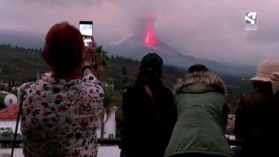 Turistas contemplan el volcán de La Palma.