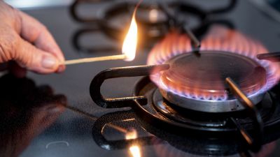 Una persona enciende un fuego de cocina de gas.