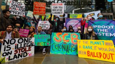 Varios manifestantes en las calles de Glasgow (Reino Unido). (Foto: EFE)