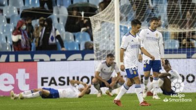 Los jugadores del Real Zaragoza se lamentan tras el gol del Mirandés en el minuto 95 en La Romareda.