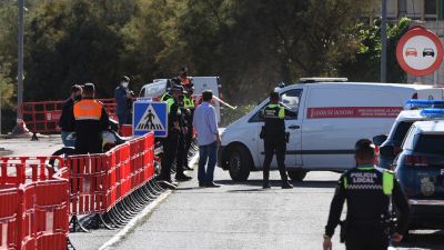 Dispositivo policial desplegado este lunes en el cementerio de Torrent tras el tiroteo entre dos clanes familiares.