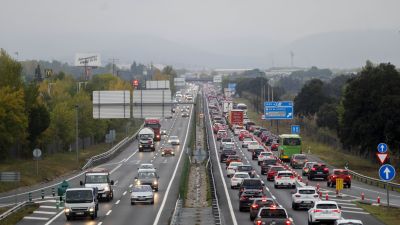 Imagen de varios coches atrapados en un atasco durante la Operación Retorno del puente de Todos los Santos. (Foto: EP)